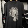 Camiseta Negra Unisex de Algodón con Dedos Medios de Dolly Parton