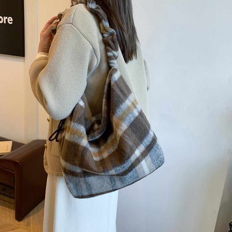 Woolen bag women's large-capacity new autumn and winter leopard print shoulder messenger bag casual commuter tote bag