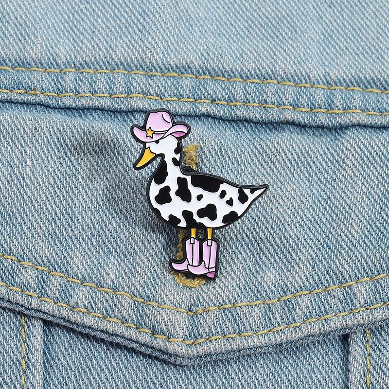 Розовый Корова Ковбойка Утка Эмалевый Значок Западная Утка Ковбойские Сапоги Глупая Гусыня Животное Брошь Значок на Лацкан Смешные Украшения Подарок для Друзей
