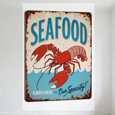 Rustikales Metallschild mit Meeresfrüchten im Vintage-Stil, Rote Hummer-Karikatur, 'SEAFOOD' in fetten Buchstaben, 'IMMER FRISCH' & 'Unsere Spezialität!'' Wasserwelle Bac