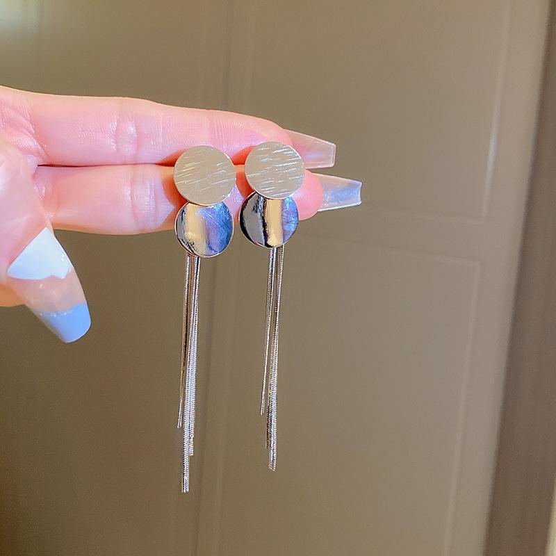 

Premium sequined fringed silver needle earrings, one pair of elegant niche earrings.