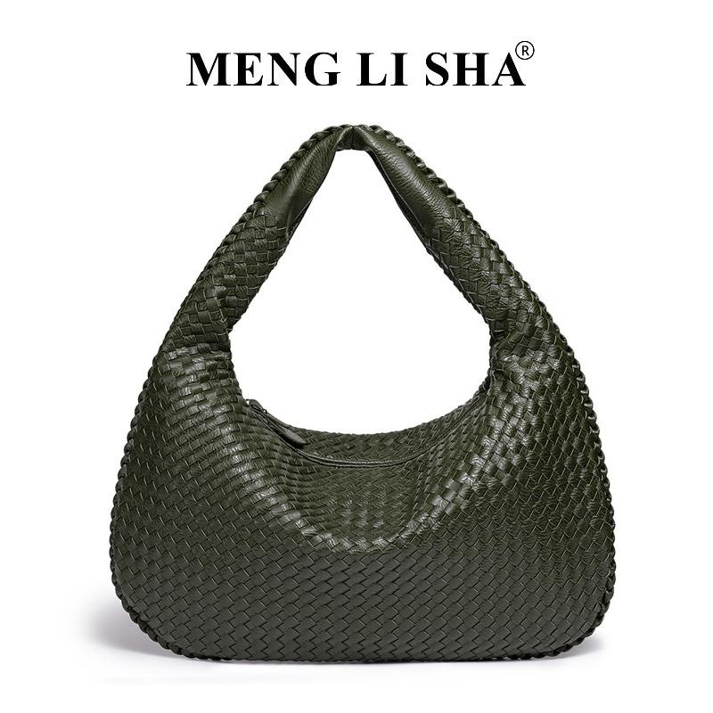 New large-capacity hand-woven bag, commuter portable dumpling bag, fashionable versatile single shoulder underarm crescent bag.