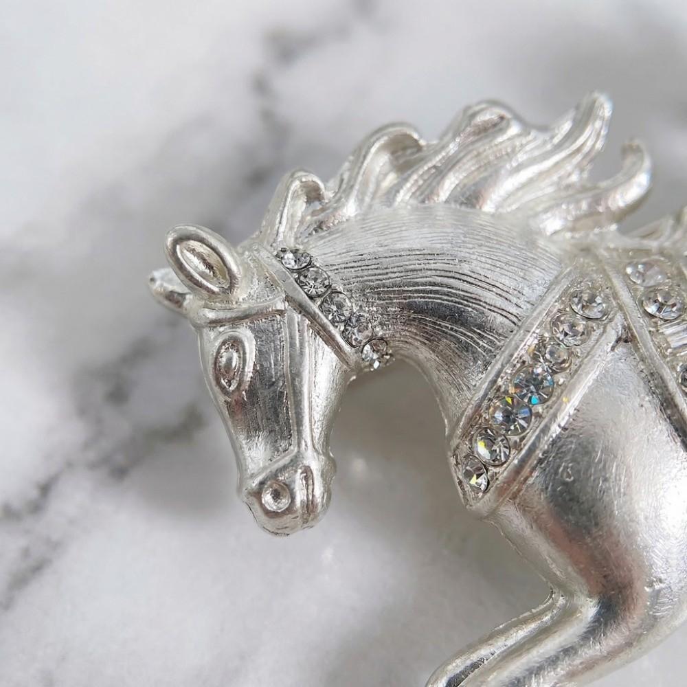 Clothes Accessories Horse Badge Pin Light Luxury Alloy Zodiac Animal Badge Pearl Vintage Horse Brooches Clothes Decoration