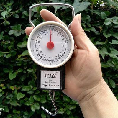 Balance à ressort portable avec hameçon et ruban à mesurer, capacité de 22 à 32 kg, pour bagages et cuisine.