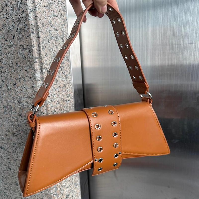 

2025 New Fashion Design Women Rivet Punk Style Handbags Retro Versatile Armpit Bag Trendy Casual Travel Shoulder Crossbody Bag светло-коричневого