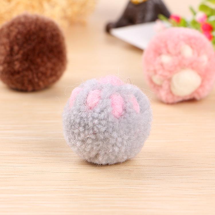 Пушистый кулон в виде кошачьей лапки серый