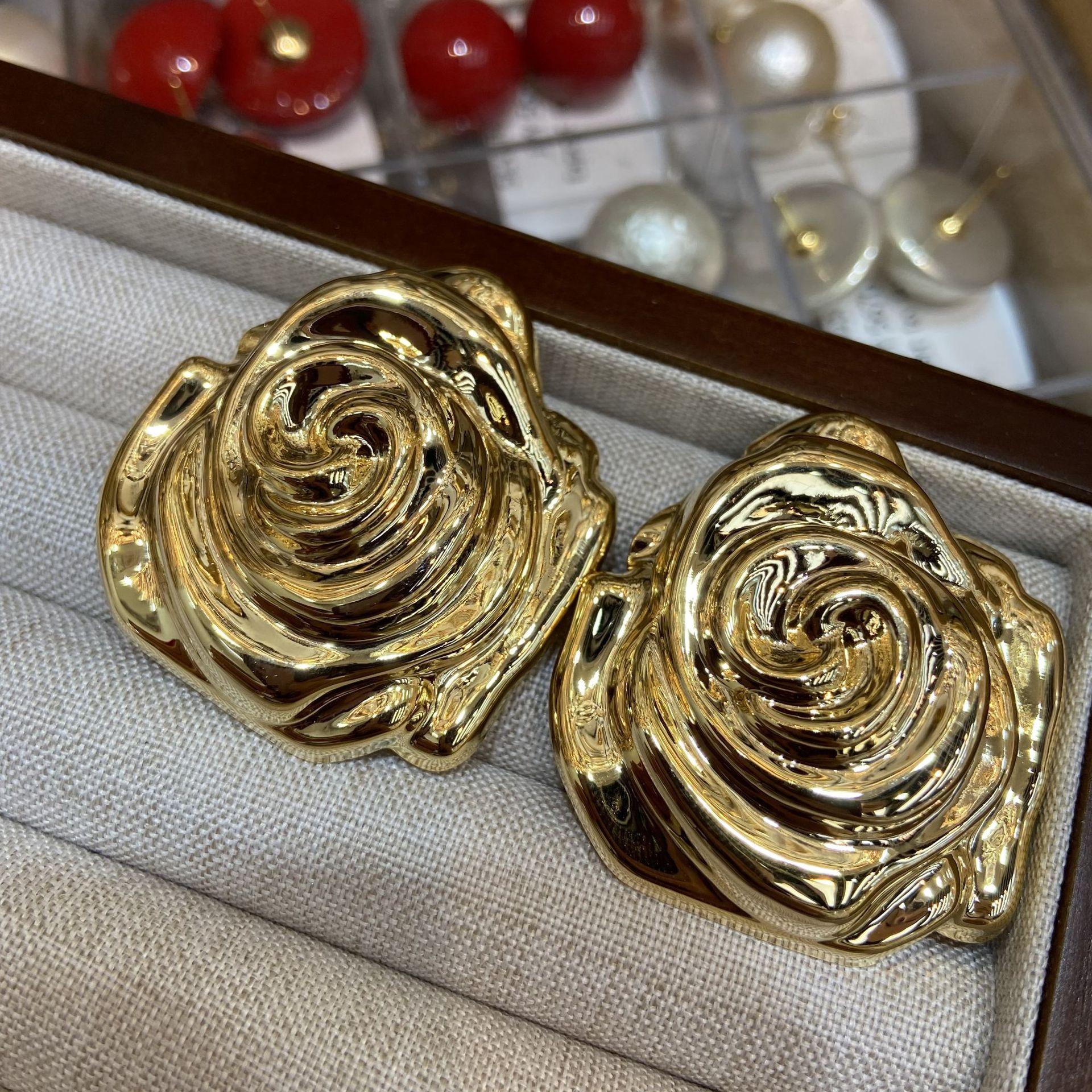 Xiaoxiangfeng White Rose Copper Material Plated With Real Gold Delicate Circle Earrings Flower Stud Earrings Gentle Temperament Earrings Women