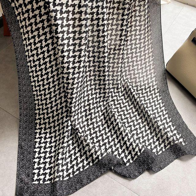 Luxury Brand Autumn and Winter Women New Style Fashion Color Matching Print Silk Scarf Lady Popular Headcloth Beach Shawl