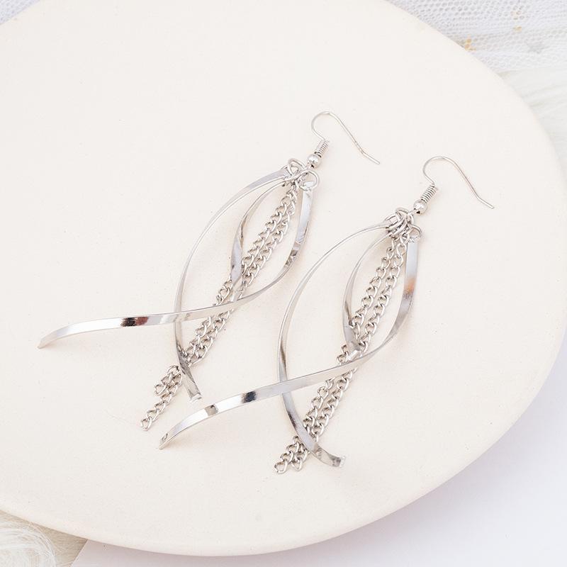 Trendige übertriebene Metallquasten-Ohrringe für Frauen