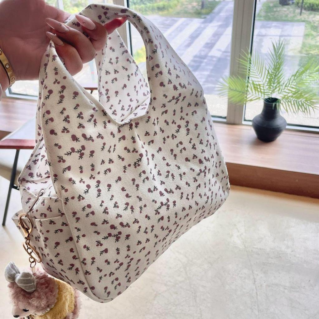 Schicke Tragetasche aus floralem Canvas - Stilvoll & Süß für den Arbeitsweg