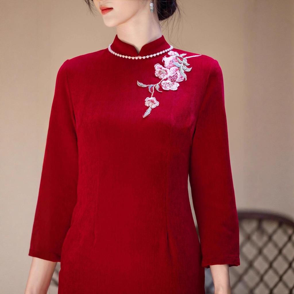 1011 winter new embroidered big red cheongsam new velvet thickened improved dress skirt slim stand-up collar cheongsam
