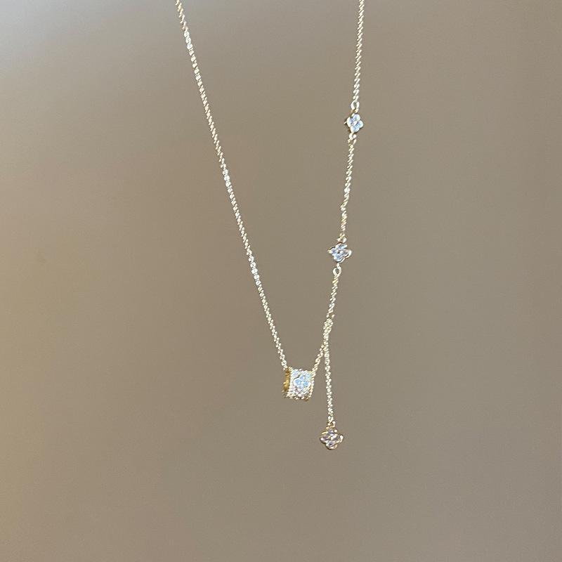 

Элегантное ожерелье с кисточкой в виде четырехлистного клевера - Универсальное и шикарное