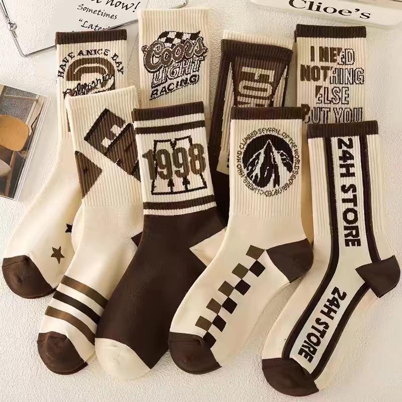 Men's Retro Mid-Calf Sports Socks - Odor-Proof, Trendy, Versatile, Perfect for Autumn and Winter.