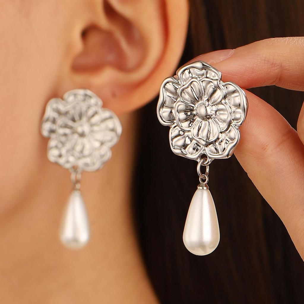 European & American Cold Style Metal Stud Earrings: Retro, High-End, Smooth Design with Personality Ear Cuffs