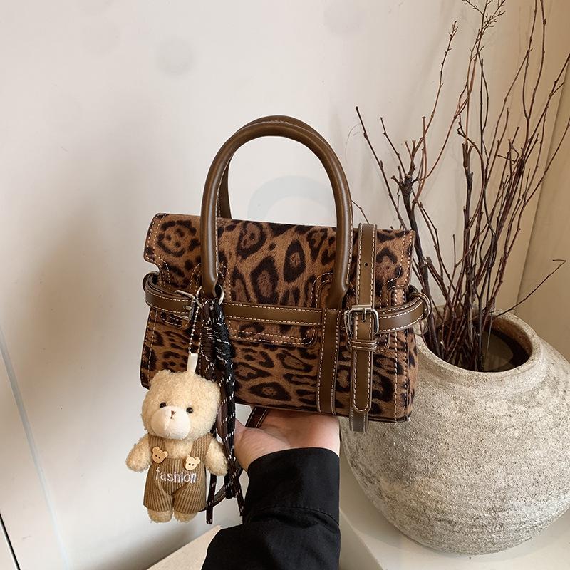 

Commuting Retro Frosted Small Bag for Women, 2026 New Fashiable Versatile Crossbody Bag, Exquisite Handheld Small Square Bag