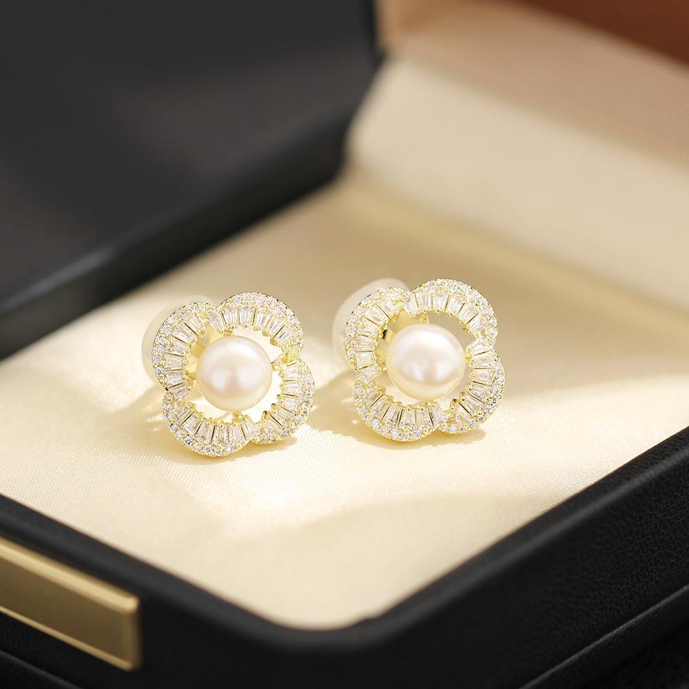 New stone clover pearl earrings temperament freshwater pearl versatile gold and silver two-color earless earclip earrings