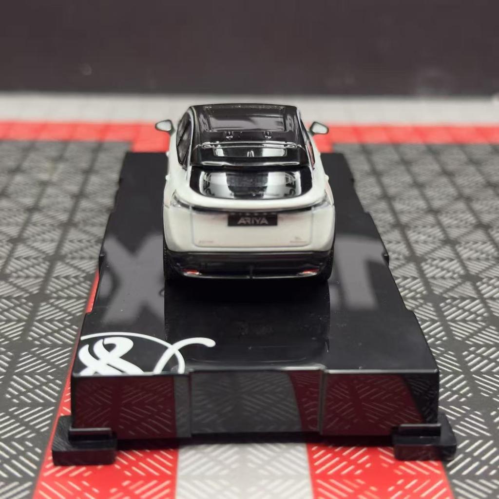 Druckguss 1:64er Maßstab Nissan Ariya Weiß Grau Gold Legierung Simulationsauto Modell Ornamente Sammlung Souvenirs Geburtstagsgeschenke