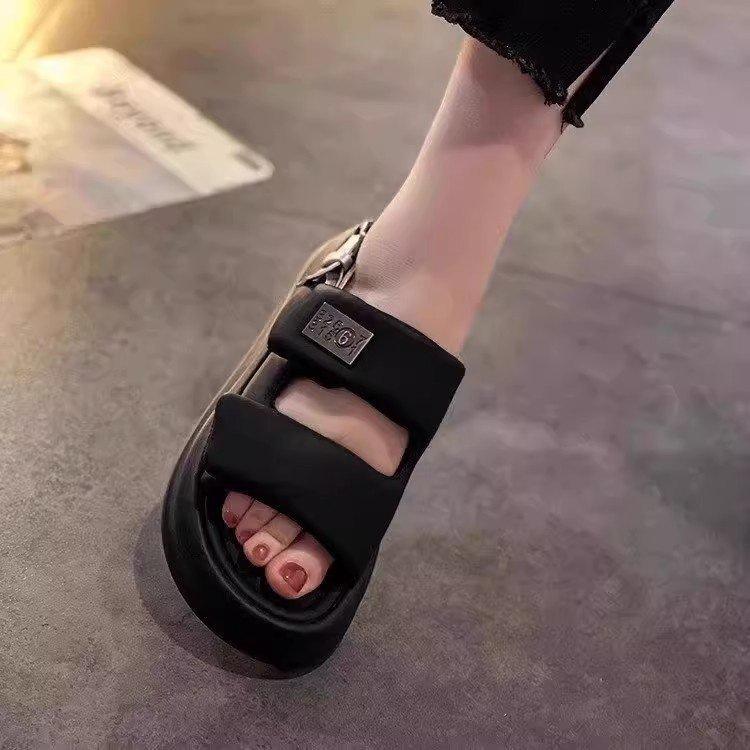 Sandals women's summer wear 2025 new Internet celebrity fashion thick-soled shit-stepping versatile slippers seaside vacation beach shoes