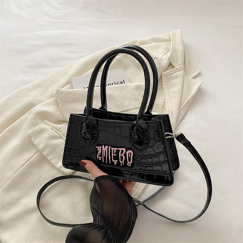 

Сумка женская новая модная классическая трендовая сумка с буквенным принтом универсальная сумка через плечо сумка-мессенджер маленькая квадратная сумка чёрный