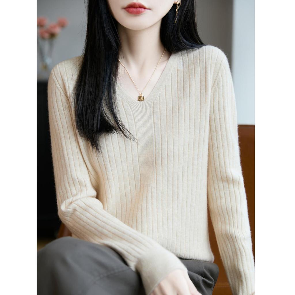 Temperamental Minimalist Women's V-neck Slimming Sweater - Soft, Casual, Skin-friendly Knitted Base for Autumn/Winter.