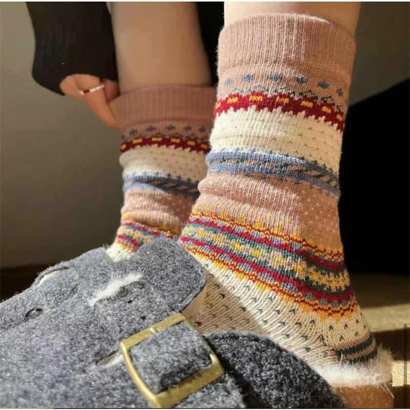 Spring, Autumn and Winter Women's Socks Sports Ethnic Style Pile Pile Socks Colorful Super Breathable Retro Mid-calf Socks