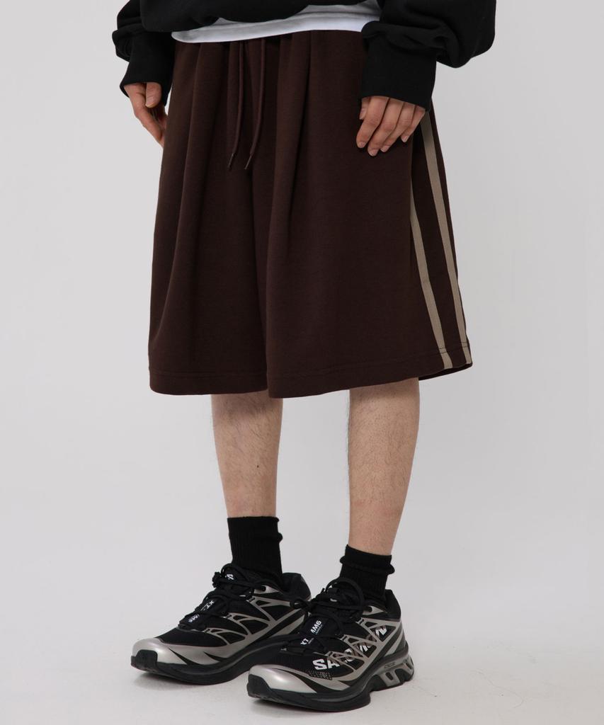 Boundary Single-Pleat Sideline Bermuda Shorts [Brown]