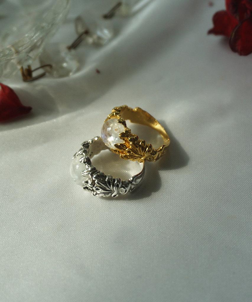 Bizarre Jewelry Angst Blüte (Rainbow Moonstone) Ring