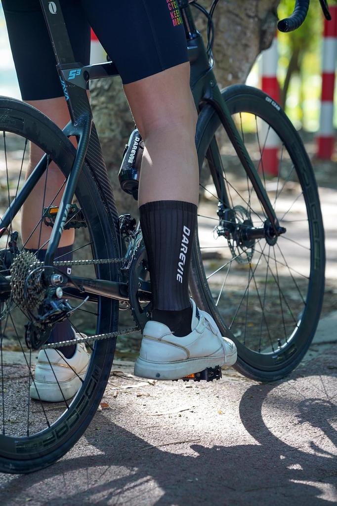 Calcetines de Compresión Unisex para Ciclismo Deportivo de Carretera Talla Única Se Adapta DVA053 Negro [Darevie] Calcetines, Calcetines, [Antibacterianos, Resistentes al Olor, Transpirables,