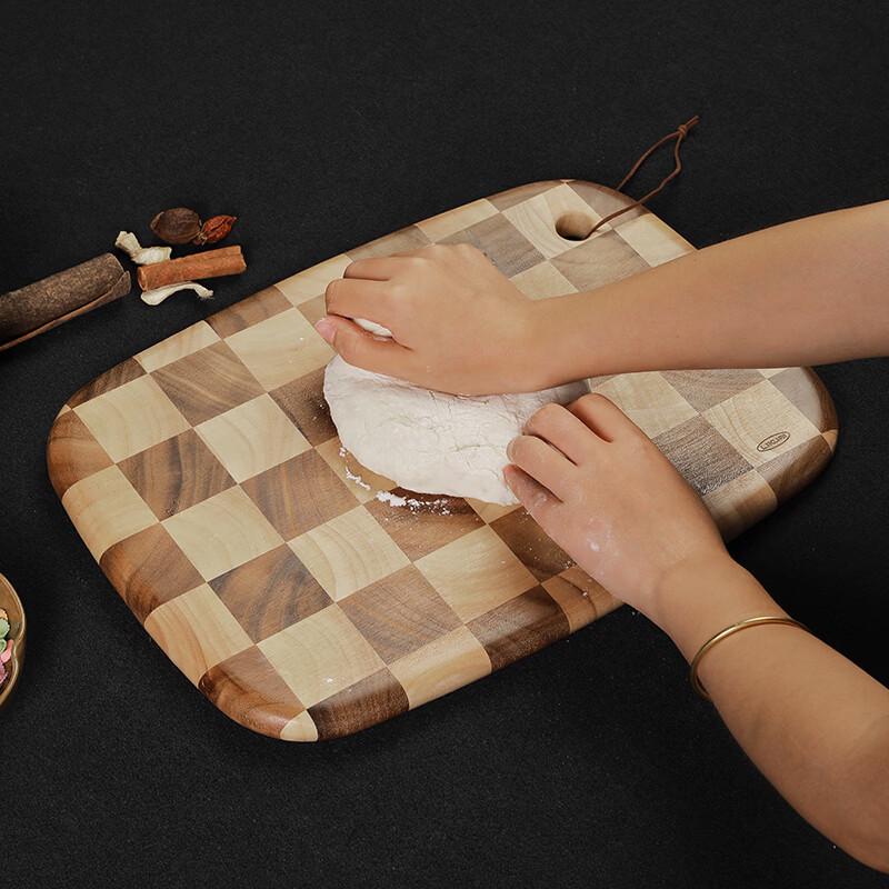 LIKUAI Large Oval Acacia Wood Chessboard Cutting Board