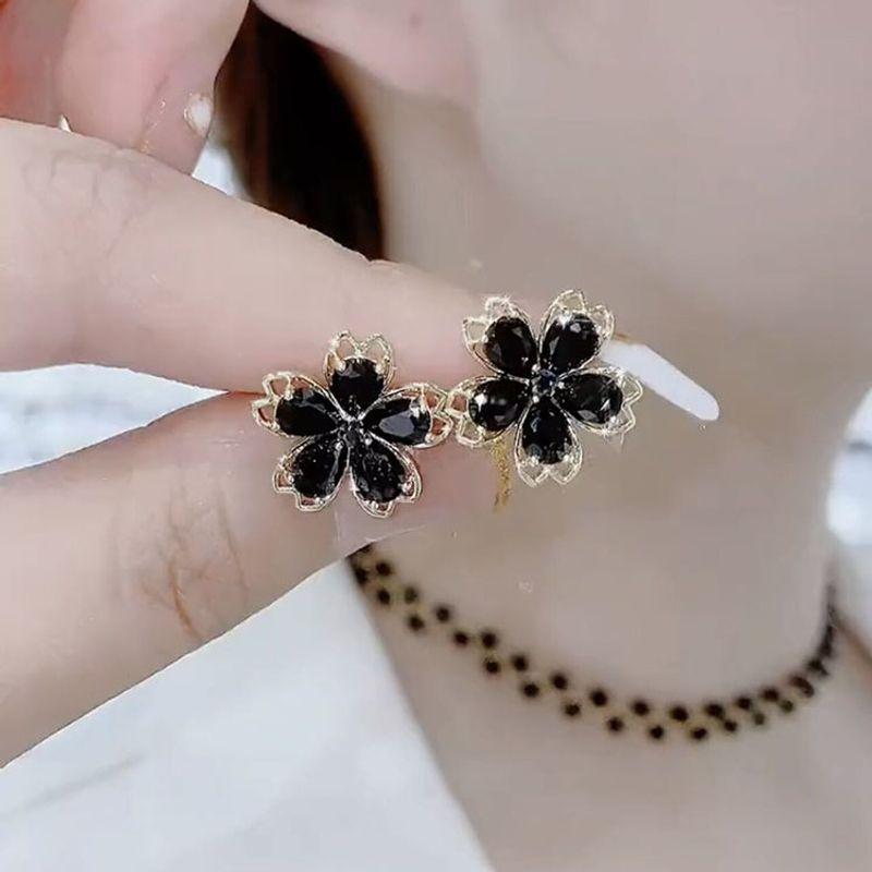 

Южная Корея Интернет-знаменитость Доступная роскошь Модные Повседневные Серьги-джокер Нежные Серьги Мода Черный Циркон Цветок Милые Серьги Женские 1578#(black) Petal stud earrings
