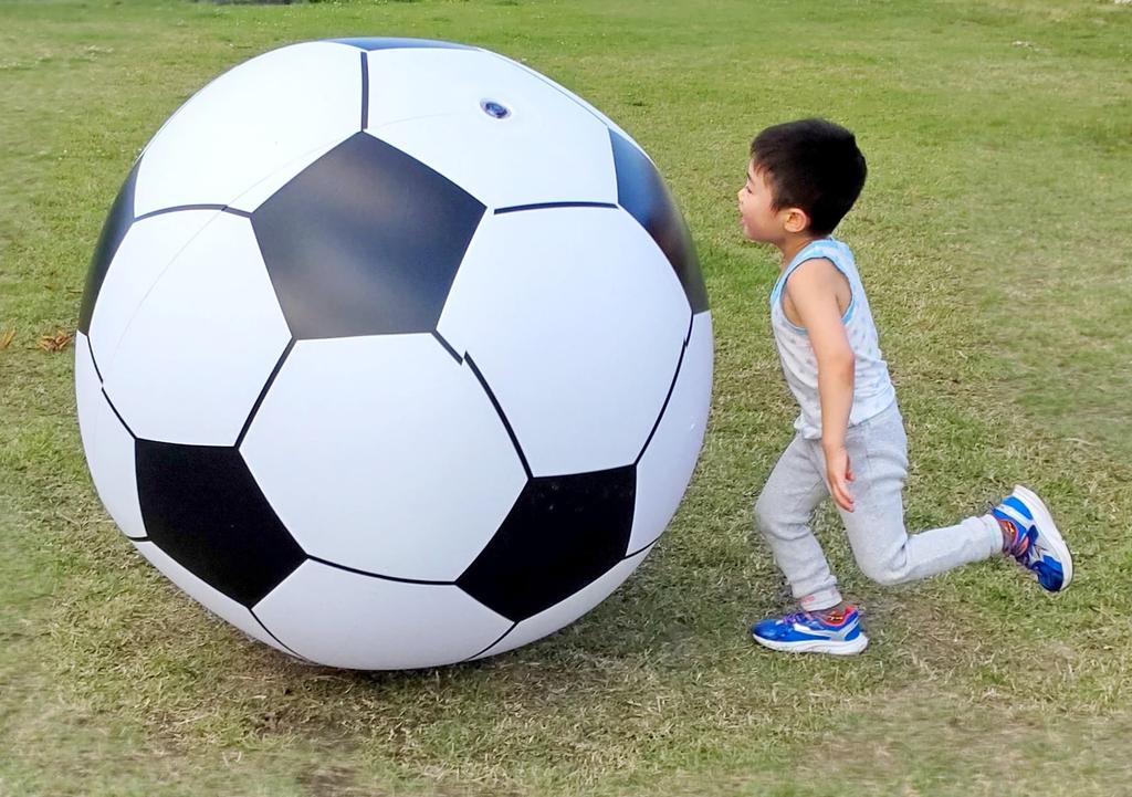 Boono Giant Inflatable Soccer Ball, Jumbo Beach Ball, Perfect for Water Sports and Water Play (100cm Diameter)