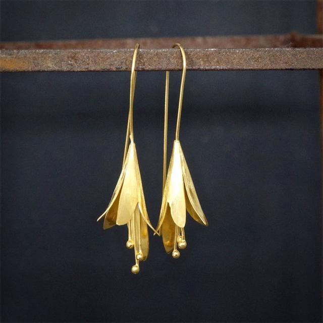 Sweet And Romantic Style Long Tassel Flower Pendant Stud Earrings Charm Fashion Women 'S Metal Stud Earrings Party Gift Jewelry