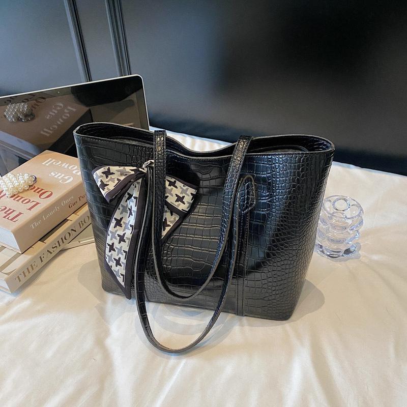 

Tote bag women s large capacity 2025 new summer versatile shoulder bag premium sense work bag чёрный