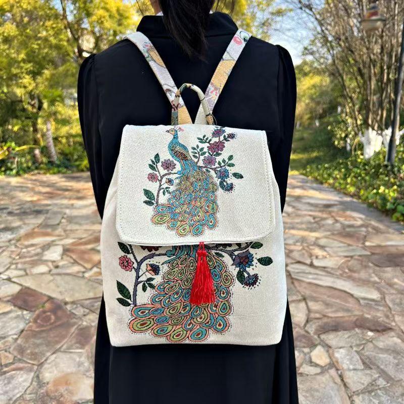 2025 Nová taška v etnickém stylu Vyšívaná plátěná taška Stahovací klopa Batoh Dámský ležérní Batoh s výšivkou zlatou nití