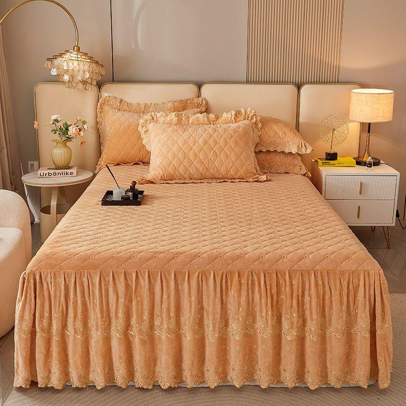 Zeitgenössisches gestepptes Karomuster-Spitzen-Bettrock-Set mit Kissenbezügen - 3-teilig, weiches, bequemes, atmungsaktives einfarbiges Design für das Schlafzimmer