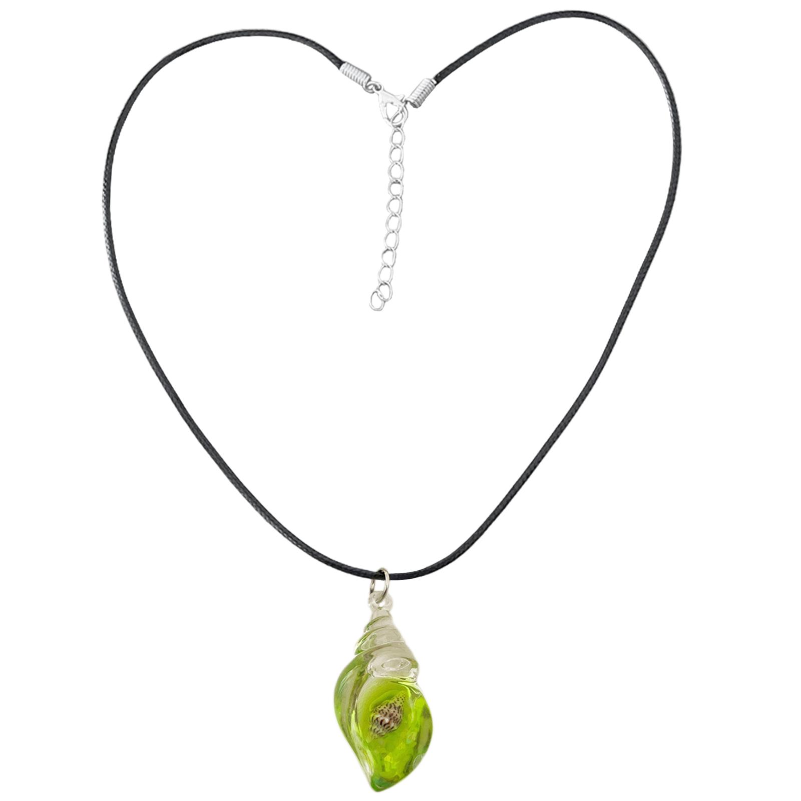 

Elegant Seashell Resin Necklace Delicate Resin Sea Snail Necklace Neckchain Charm for a Touch of Ocean Elegance