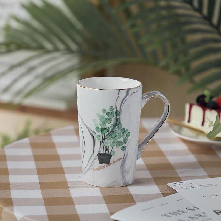 Elegant Marble Pattern Mug with Gold Trim, Spoon Lid, and Custom Logo - Ideal for Coffee or as a Souvenir Gift.