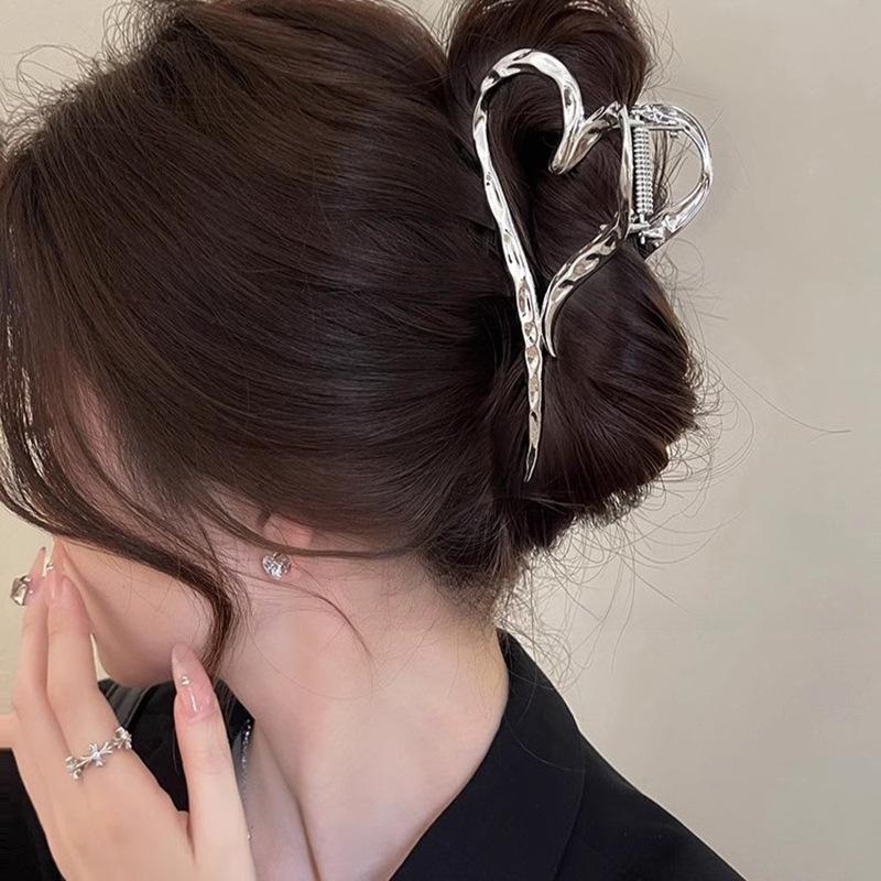

1 шт. Серебристые заколки-крабы для волос в форме сердца, элегантные заколки для волос с дизайном любви, украшение, большие заколки для захвата волос, аксессуары для волос для женщин