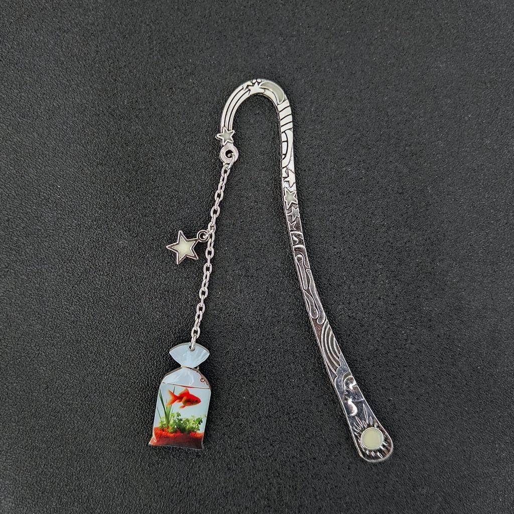 

2026 Glow In Dark Metal Bookmark Creative Cats Dog Pendant Students Reading Marker Luminous Bookmark Teacher s Gift