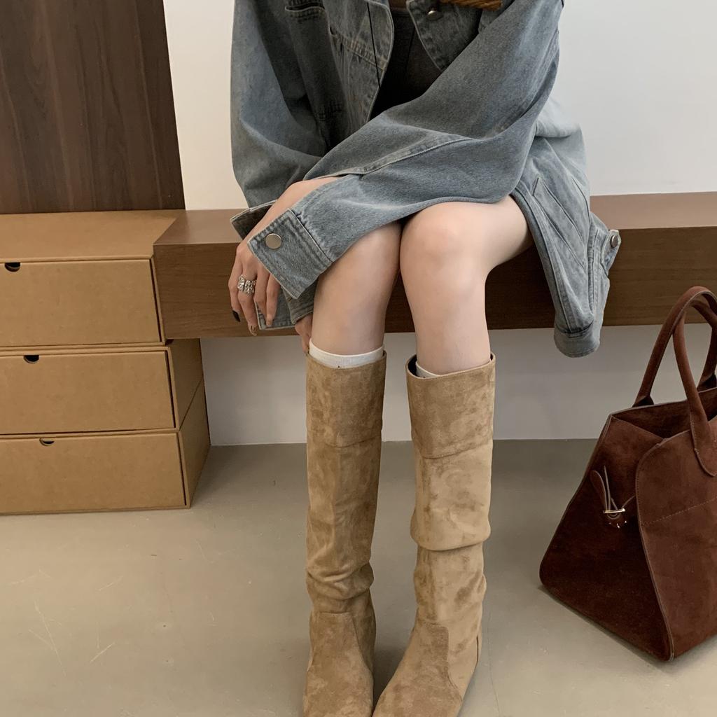 Botas Skinny de Camurça Cáqui Botas de Cavaleiro com Pelo Femininas 2025 Novo Outono e Inverno Skinny Salto Alto Botas Longas