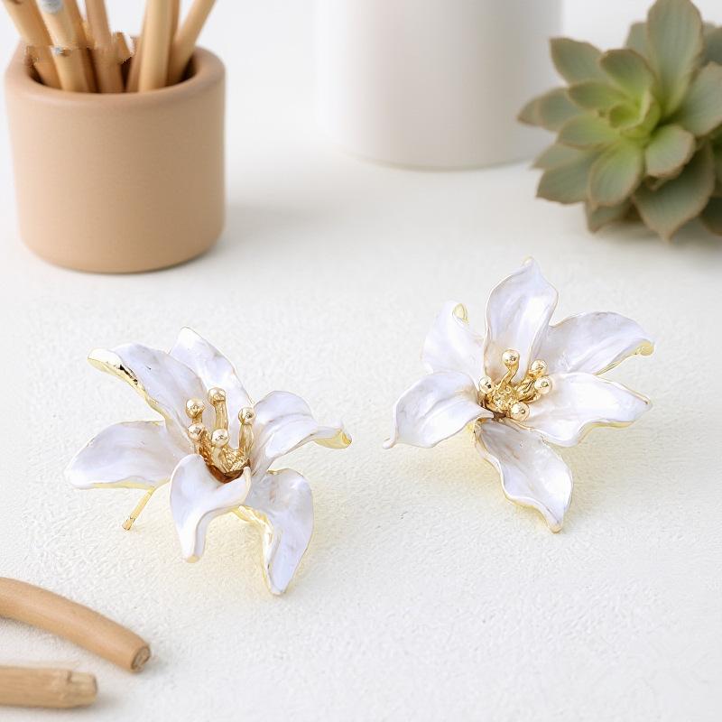 Exquisite high-end three-dimensional flower oil drop earrings, retro fashion personalized flower earrings, temperament versatile stud earrings