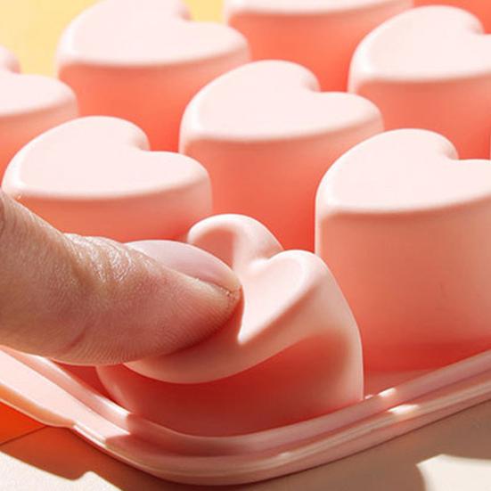 Heart-Shaped Ice Cube Trays Non-Stick Reusable Silicone Ice Mold with Lid Stackable Food-Grade BPA-Free Ice Cube Maker