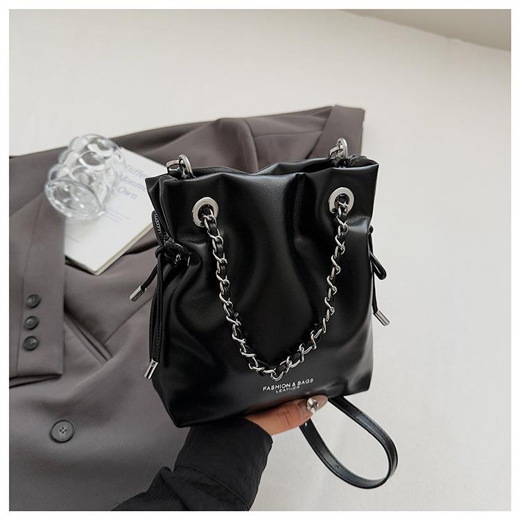 

Simple texture small bag women s 2025 new summer popular versatile crossbody bag super popular hand-held silver bucket bag чорний