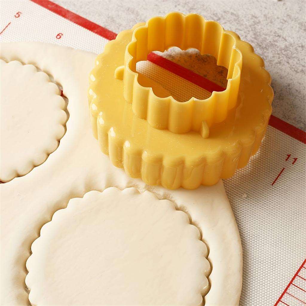 A Set Of 3-piece Plastic Cookie Mold Baking Shaping Tools