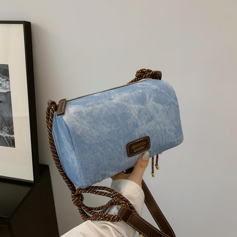 

Популярна в цьому році жіноча сумка-подушка Нова модна повсякденна сумка через плече 2024 р., ніша, суперпожежна приміська сумка темно-коричневого кольору