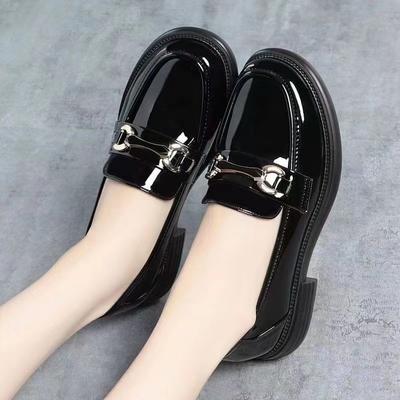 Arbeit kleine Lederschuhe Damen Frühling 2025 neue Einzelschuhe weiches Leder weiche Sohle bequem mittelalte Frauen Lackleder Slipper