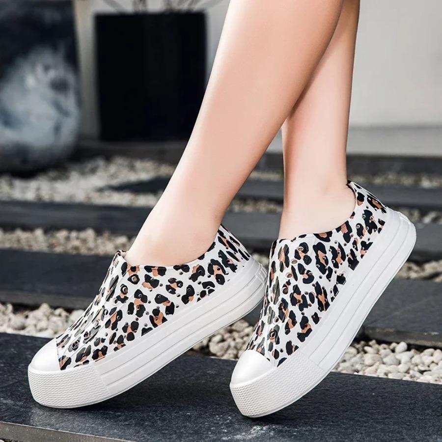 2025 Women's Thick Sole Hole Shoes Leopard Pattern Colored Printing Outdoor Fashion Beach Lightweight Anti Slip Muller Shoes