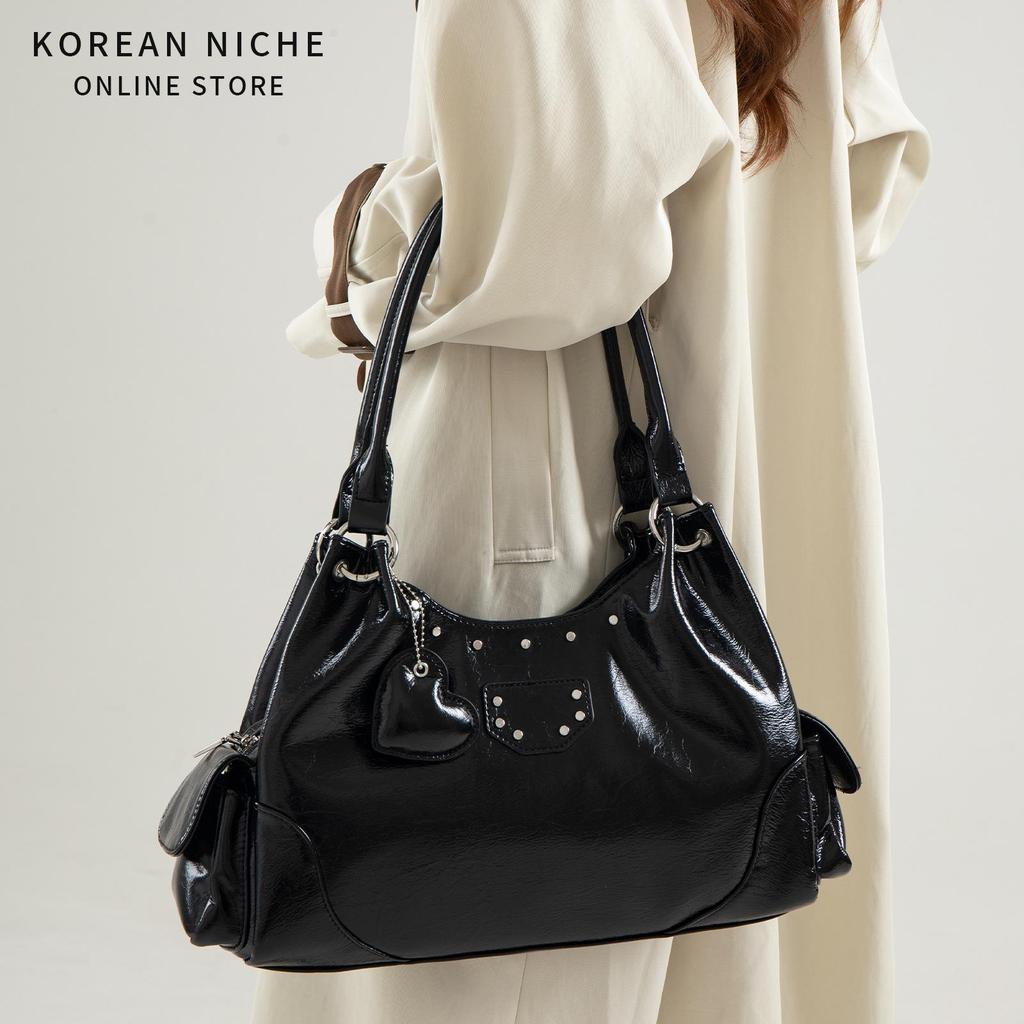 Small Niche Design, High-end Motorcycle Style Armpit Bag, New Trend, Versatile Heart Pendant, Hand-held Shoulder Bag
