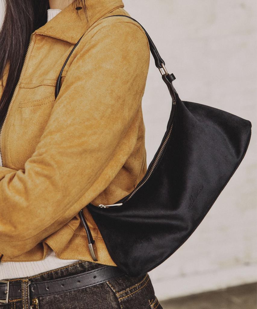 Milk Wave Velvet Pierce Tail Shoulder Bag [Black]