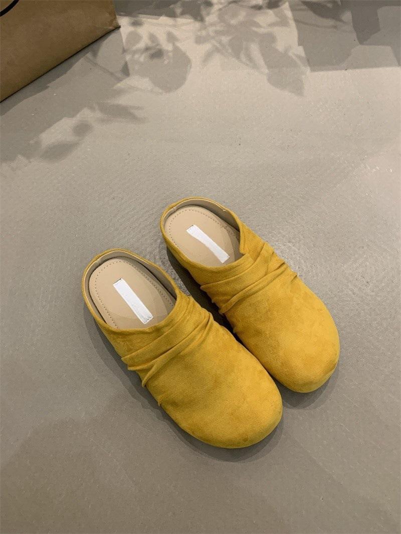 

Нишевые туфли на толстой подошве, новые, нежные, с мятой фактурой, в стиле Мори, с одним ремешком через подъем, полушлепанцы с закрытым носком 40 жёлтый